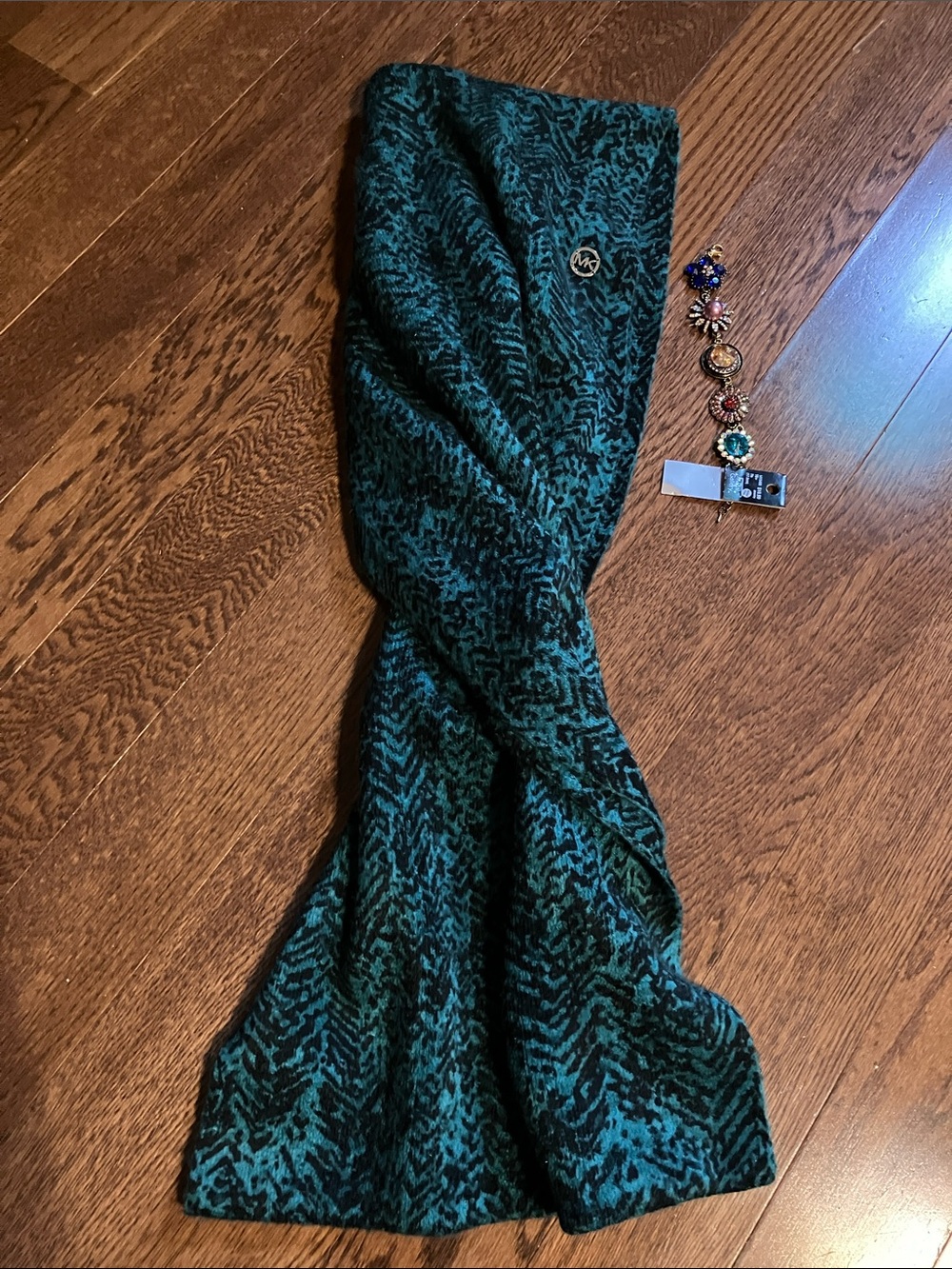 MICHEAL KORS - Teal and Black Knit Infinity Scarf With a FREE Stunning Bracelet!